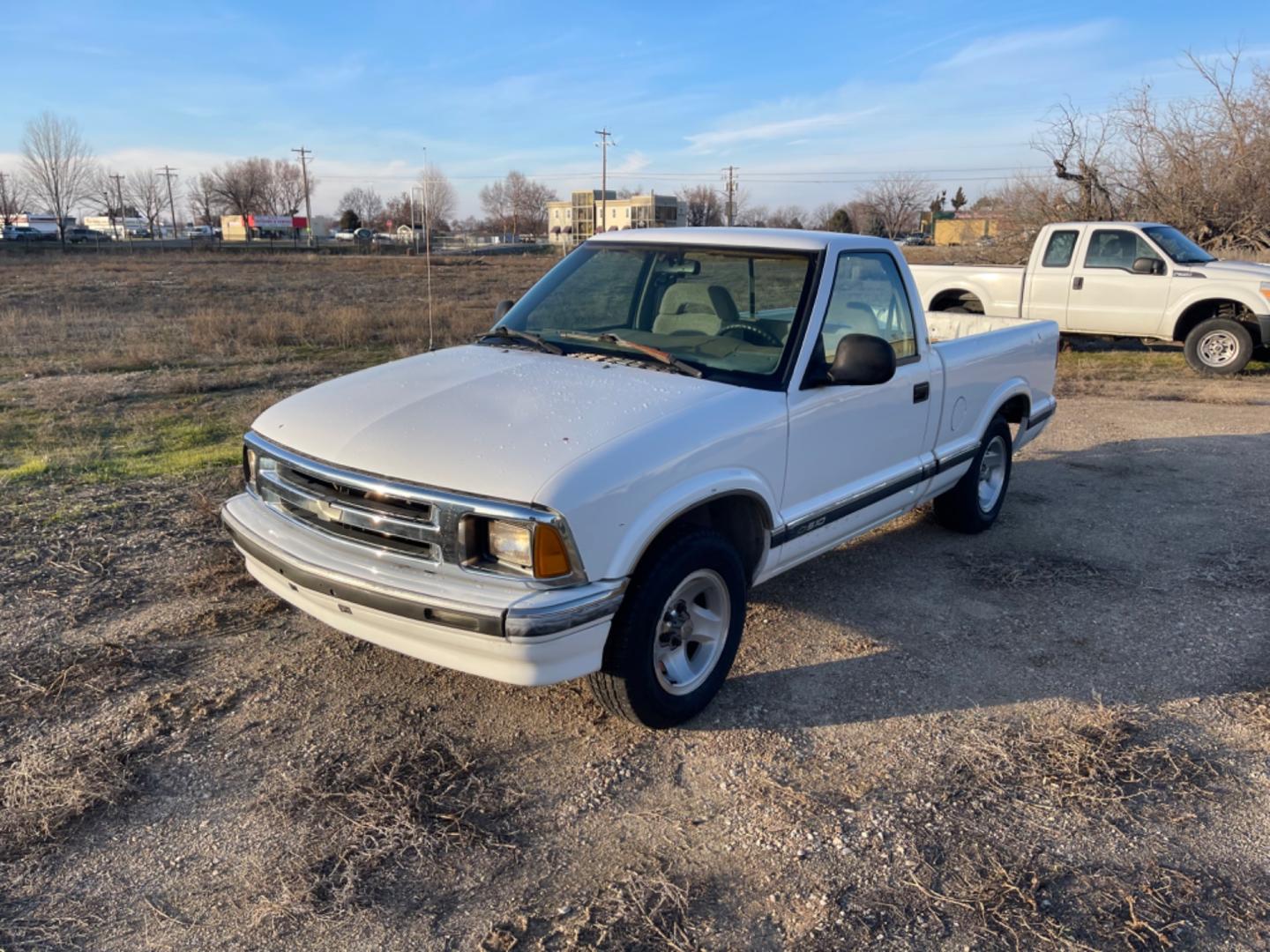 1997 Alpine White /Grey Chevrolet S10 Pickup LS (1GCCS1444VK) with an 2.2 4 cyl engine, 5spd Manual transmission, located at 813 E Fairview Ave, Meridian , ID, 83642, (208) 336-8230, 43.618851, -116.384010 - Photo#2